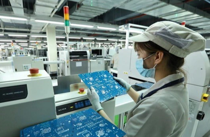 Từ đầu năm đến hết tháng 9, các doanh nghiệp FDI góp mặt và chiếm ưu thế trong tất cả các nhóm hàng xuất nhập khẩu lớn của Việt Nam như máy vi tính, sản phẩm điện tử và linh kiện... - Ảnh: TTXVN