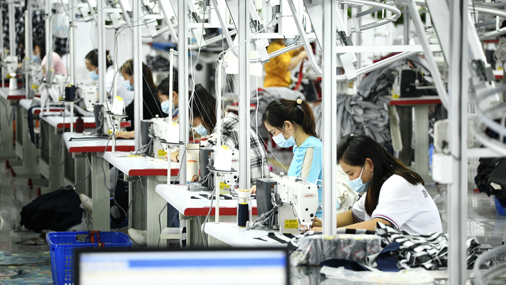 Lao động trong nhà máy dệt may ở Quý Châu, Trung Quốc - Ảnh: AFP