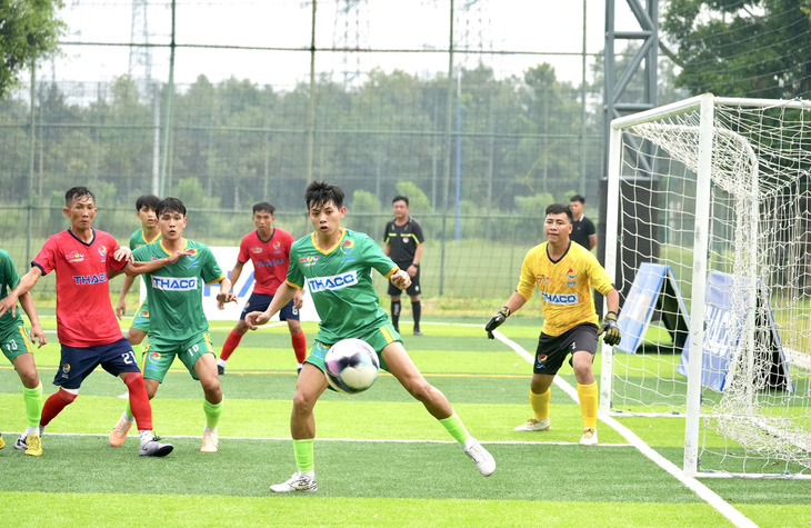 Các cầu thủ công nhân tranh tài tại giải vô địch bóng đá công nhân toàn quốc 2023 vòng loại Bình Dương - Ảnh: HỮU HẠNH