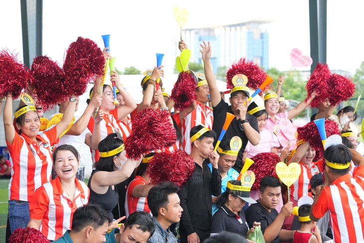 Công đoàn Bình Dương 2 vô địch Giải bóng đá công nhân toàn quốc khu vực Bình Dương - Ảnh 3. Đông đảo CĐV đến cổ vũ trận chung kết - Ảnh: HỮU HẠNH
