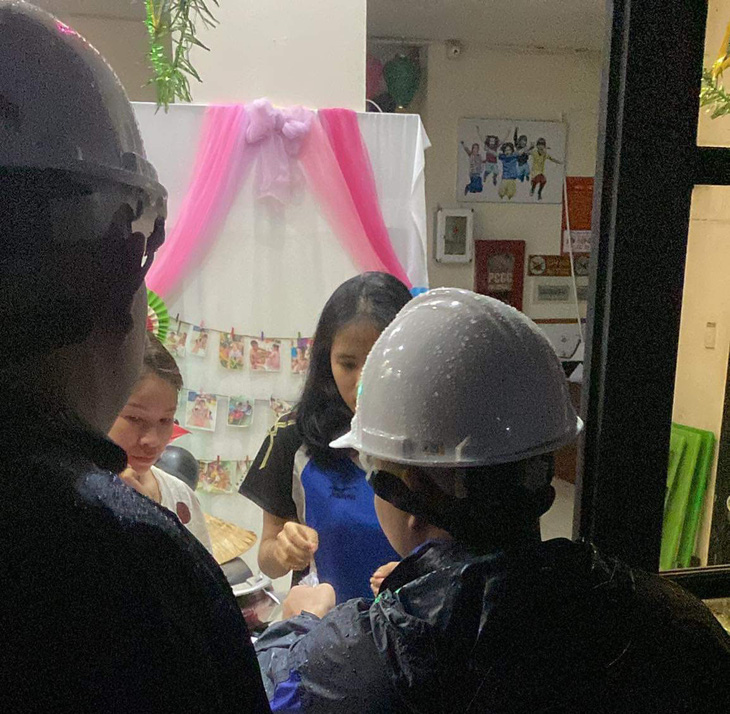 Nhóm tình nguyện viên Chuyến xe vạn tình 0 đồng Đà Nẵng đưa cơm tận nhà cho một gia đình bị ngập - Ảnh: T.H.