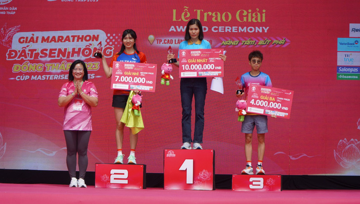 Bà Huỳnh Thị Hoài Thu - giám đốc Sở Văn hóa - Thể thao và Du lịch tỉnh Đồng Tháp - trao giải cho nữ vận động viên - Ảnh: Đ.TUYẾT