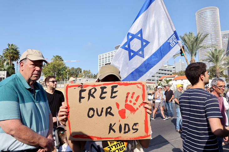 Người ủng hộ và người thân trong gia đình các con tin Israel bị Hamas bắt cóc đang biểu tình bên ngoài căn cứ quân sự HaKirya ở thành phố Tel Aviv, ngày 14-10. Họ kêu gọi Hamas hãy thả con tin - Ảnh: AFP