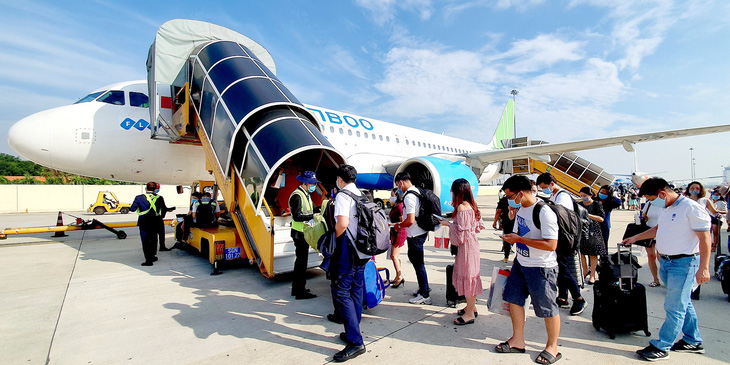 Hành khách đi máy bay của Bamboo Airways từ sân bay Tân Sơn Nhất - Ảnh: C.TRUNG
