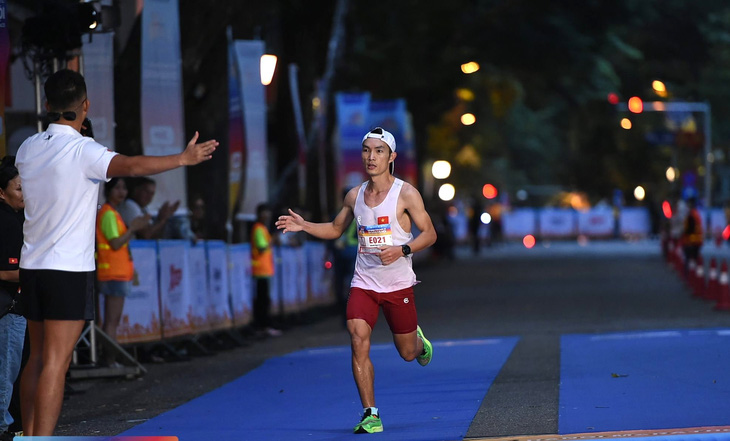 Nhà vô địch quốc gia Hoàng Nguyên Thanh về thứ 3 nội dung marathon nam tại giải - Ảnh: HMH