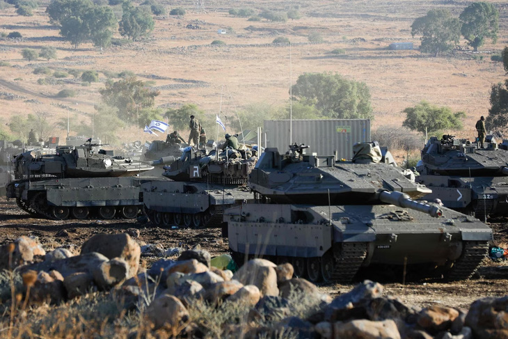 Xe tăng chiến đấu Merkava chủ lực của Lực lượng Phòng vệ Israel (IDF) ở miền bắc nước này, giáp biên giới Lebanon sáng 15-10 - Ảnh: WASHINGTON POST
