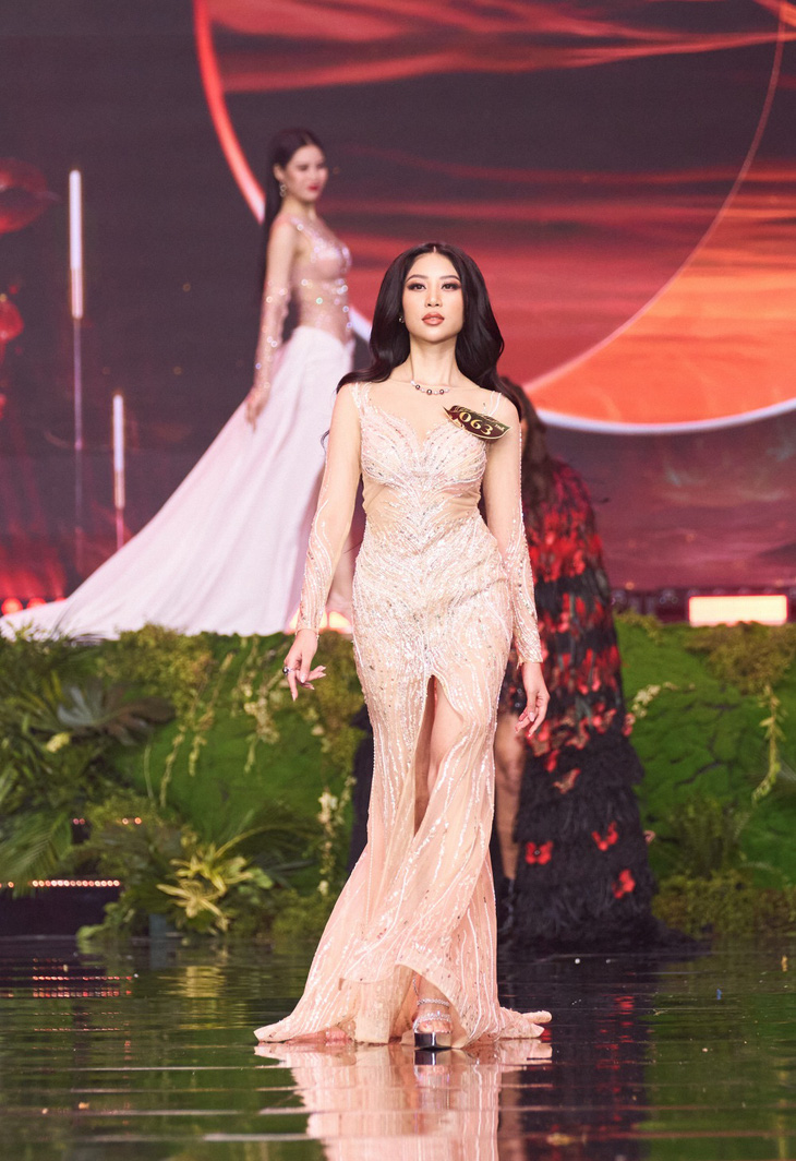 Tân Hoa hậu Trái đất Việt Nam 2023 trong phần trình diễn trang phục dạ hội
