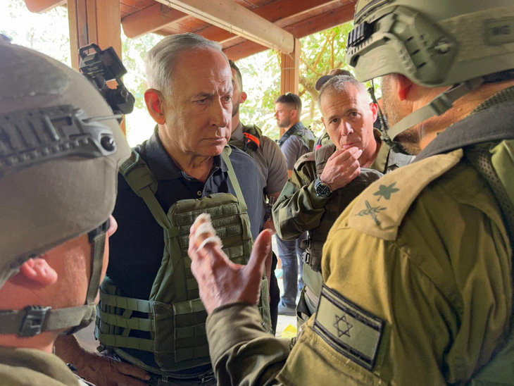Thủ tướng Israel Netanyahu trao đổi với lính bộ binh, ngày 14-10 - Ảnh: X (TWITTER)