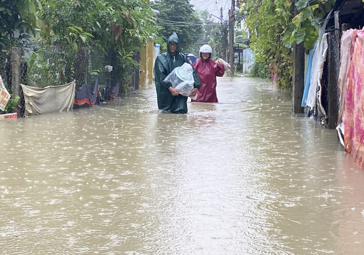 Trung Bộ mưa lớn kéo dài đến ngày 17-11, lũ ở Quảng Bình đến Phú Yên đang lên - Ảnh: LÊ TRUNG