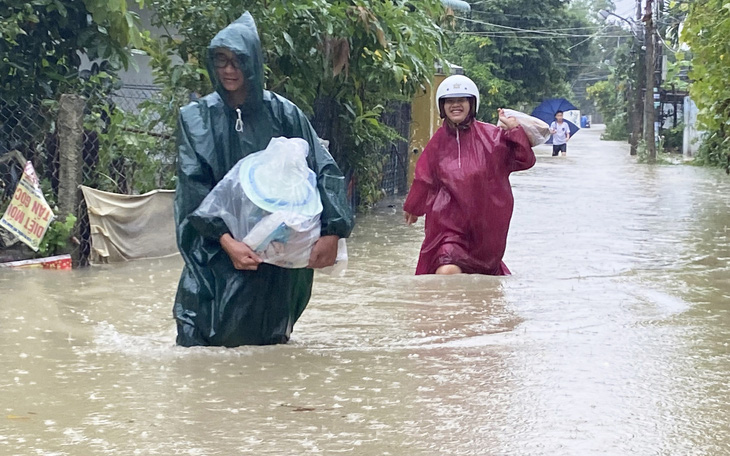 Nhiều nơi ở Quảng Nam ngập nước, dân hối hả sơ tán, cho học sinh nghỉ học