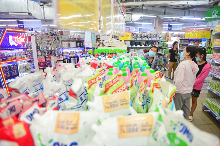 Thời điểm cuối năm nhiều doanh nghiệp &quot;tung&quot; khuyến mãi kích thích tiêu dùng. Trong ảnh: người dân mua sắm tại siêu thị Co.opMart Cống Quỳnh, quận 1, TP.HCM - Ảnh: QUANG ĐỊNH