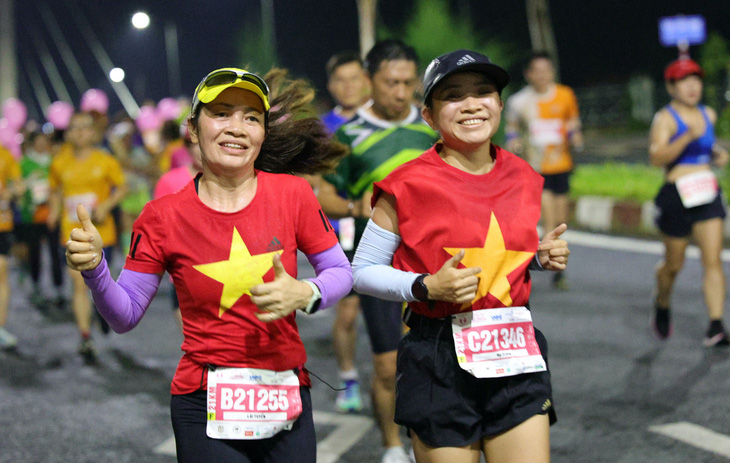 Những vận động viên nữ hào hứng với giải chạy - Ảnh: Đ.TUYẾT