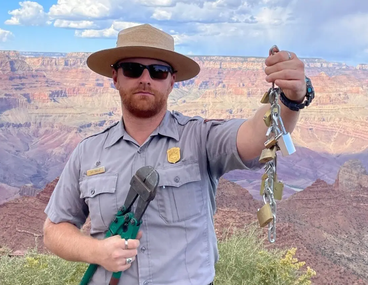 Nhân viên cắt ổ khóa tình yêu tại Vườn quốc gia Grand Canyon - Ảnh: NY TIMES
