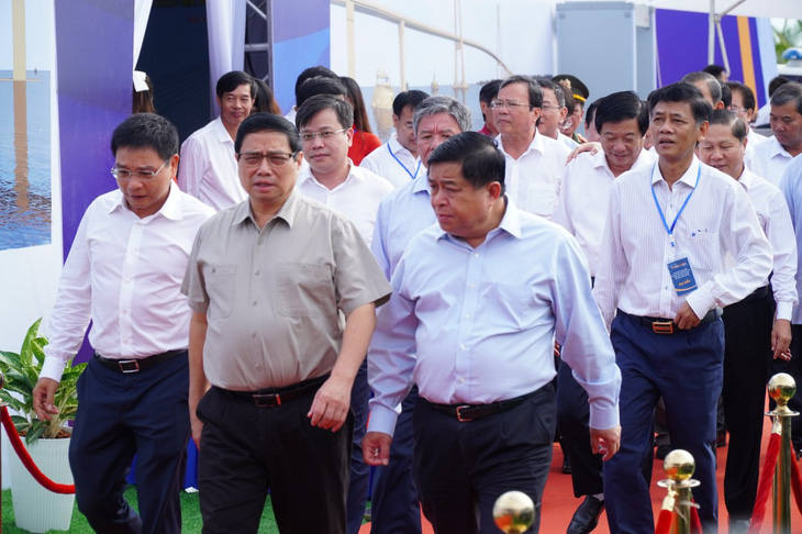 Thủ tướng Phạm Minh Chính (thứ 2 từ trái sang) cùng lãnh đạo các bộ, ngành và các tỉnh dự lễ khởi công cầu Đại Ngãi sáng 15-10 - Ảnh: MẬU TRƯỜNG