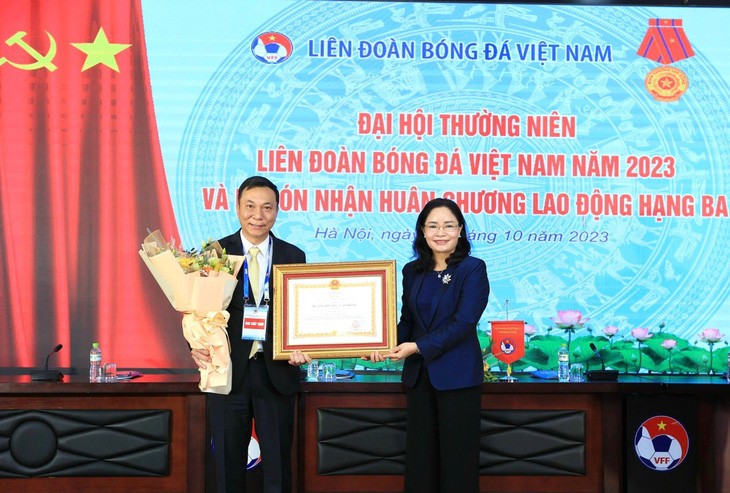 Chủ tịch VFF Trần Quốc Tuấn vinh dự được nhận Huân chương Lao động hạng ba - Ảnh: VFF