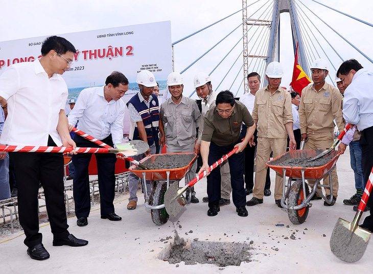 Thủ tướng Phạm Minh Chính và các đại biểu thực hiện nghi lễ hợp long cầu Mỹ Thuận 2 - Ảnh: TTXVN