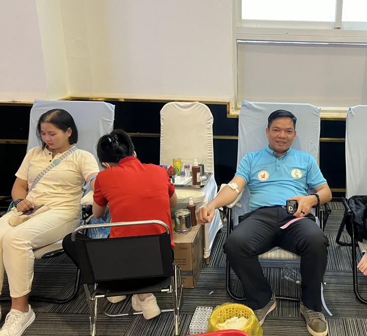 Ông Viên Tuấn Thanh - phó chủ tịch thường trực Hội Doanh nhân trẻ thành phố Cần Thơ cũng đã trực tiếp tham gia hiến máu - Ảnh: Đ.H.