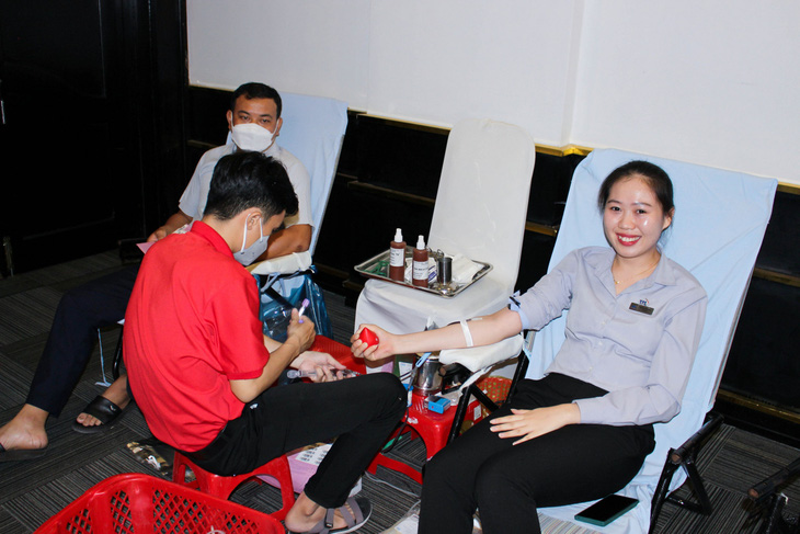 Cán bộ nhân viên của Khách sạn TTC Cần Thơ sau khi hoàn thành nhiệm vụ của mình đã tham gia hiến máu với mong muốn được làm điều ý nghĩa đối với xã hội. Ảnh: Đ.H
