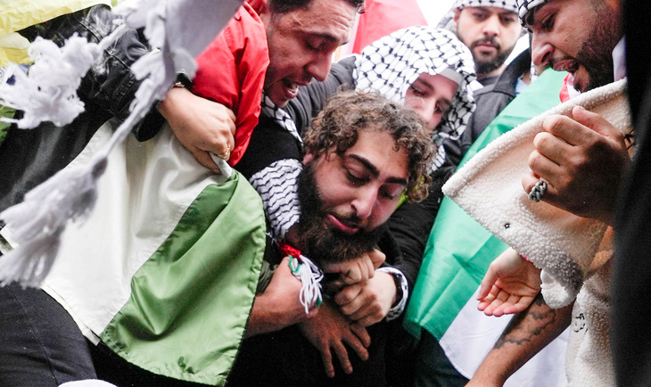 Những người ủng hộ Palestine trong cuộc tuần hành và biểu tình gần Nhà Trắng ngày 14-10 - Ảnh: REUTERS