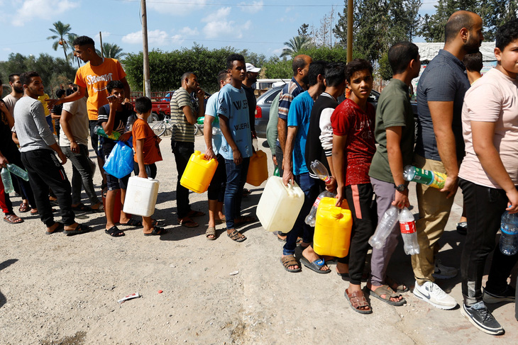 Dòng người xếp hàng chờ nhận xăng ở Khan Yunis, phía nam Gaza, ngày 15-10 - Ảnh: REUTERS