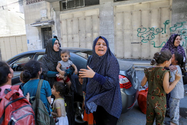 Một gia đình đưa nhau di tản ở thành phố Gaza ngày 15-10 - Ảnh: REUTERS