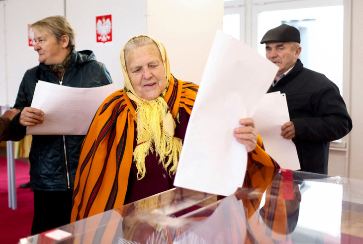 Các cử tri Ba Lan đi bỏ phiếu ở Gluchow ngày 15-10 - Ảnh: REUTERS