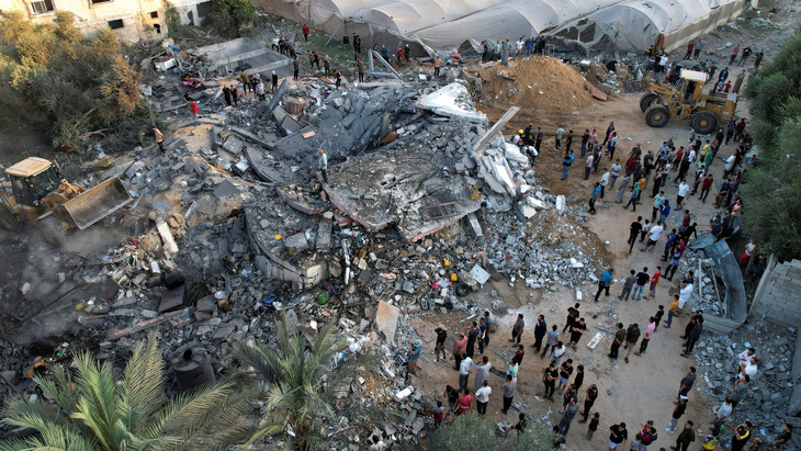 Tàn tích một ngôi nhà của người Palestine bị phá hủy trong các cuộc tấn công của Israel ở trung tâm Dải Gaza ngày 15-10 - Ảnh: REUTERS