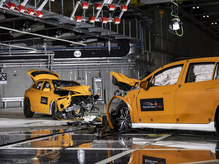 Mercedes-Benz tự tin cho 2 xe điện đối đầu ở tốc độ gấp đôi thử nghiệm va chạm thường thấy để cho thấy sự an toàn của các dòng sản phẩm của mình - Ảnh: Mercedes-Benz
