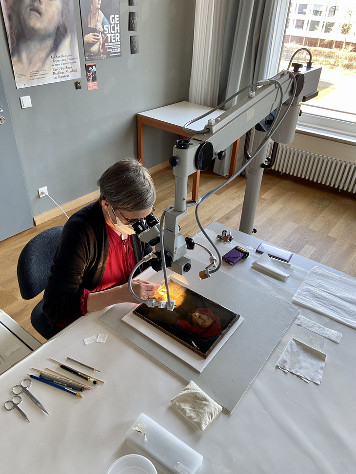 Chuyên gia Sandra Stelzig của Bảo tàng Quốc gia ở Berlin, Gemäldegalerie đang phục hồi một bức tranh của Jan van Eyck. Ảnh: Facebook bảo tàng
