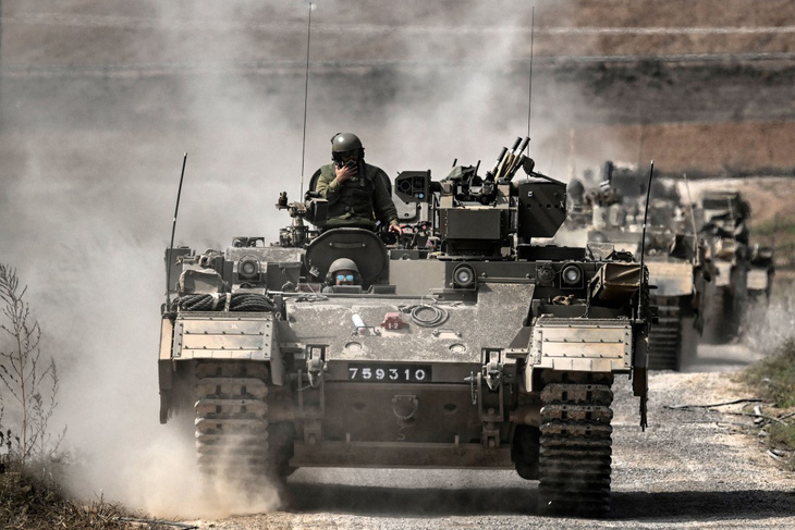 Lực lượng Israel dồn về khu vực biên giới với Dải Gaza ngày 14-10 - Ảnh: AFP