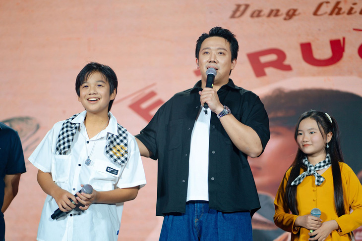 Các diễn viên Trấn Thành, Hạo Khang và Bảo Ngọc giao lưu khán giả Đất rừng phương Nam hôm 15-10 - Ảnh: ĐPCC