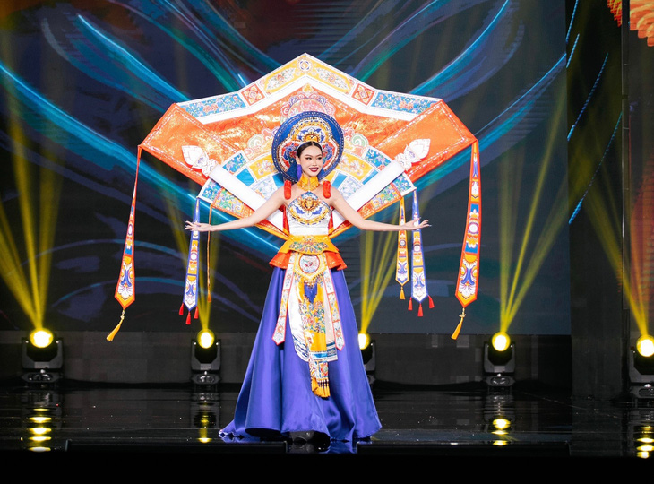 Bộ trang phục dân tộc 'Dấu ấn pháp lam' được Nông Thúy Hằng mang đi thi quốc tế - Ảnh: BTC