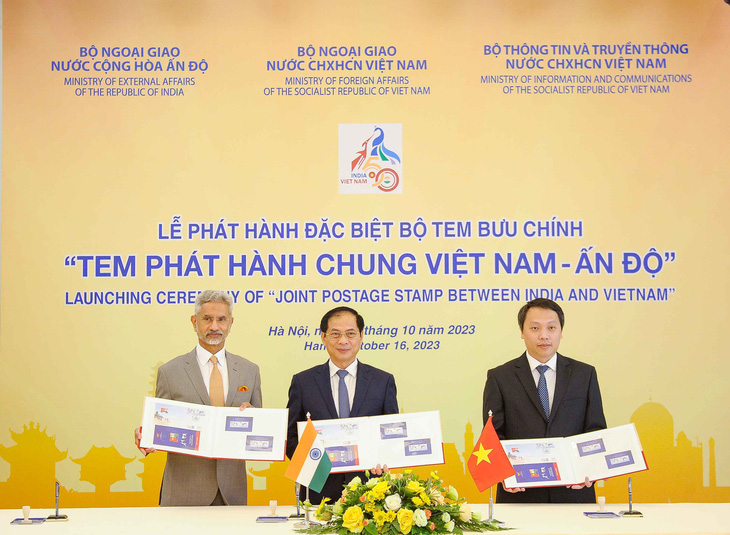 Bộ trưởng Ngoại giao Việt Nam và Ấn Độ dự lễ phát hành bộ tem chung kỷ niệm 50 năm quan hệ hai nước - Ảnh: Bộ Ngoại giao cung cấp