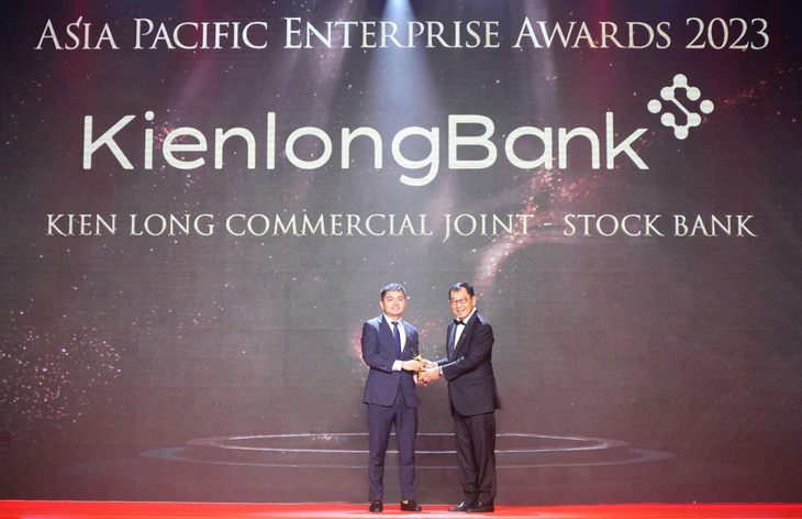 Ông Đỗ Văn Bắc - Phó Tổng Giám đốc, đại diện KienlongBank nhận giải thưởng &quot;Doanh nghiệp tăng trưởng nhanh&quot; Châu Á - Thái Bình Dương