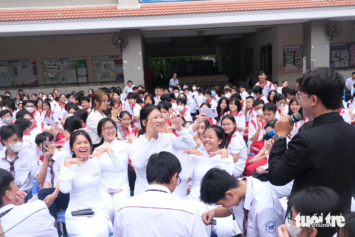 Các em học sinh Trường THPT Nguyễn Hữu Thọ (quận 4, TP.HCM) thích thú khi nghe sinh hoạt chuyên đề &quot;Kỹ năng kiềm chế sự tức giận&quot; - Ảnh: NGỌC PHƯỢNG
