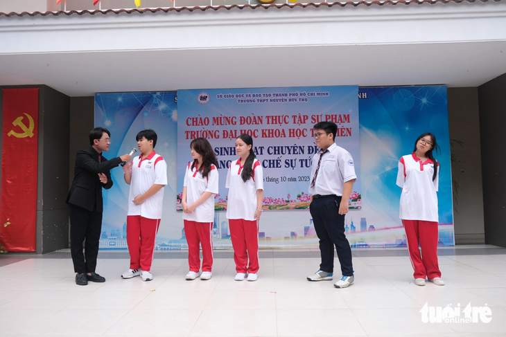 Các em học sinh Trường THPT Nguyễn Hữu Thọ (quận 4, TP.HCM) tích cực tham gia trả lời câu hỏi trong buổi sinh hoạt chuyên đề - Ảnh: NGỌC PHƯỢNG