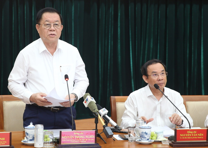 Trưởng Ban Tuyên giáo Trung ương Nguyễn Trọng Nghĩa (trái) phát biểu tại hội nghị - Ảnh: TIẾN LONG