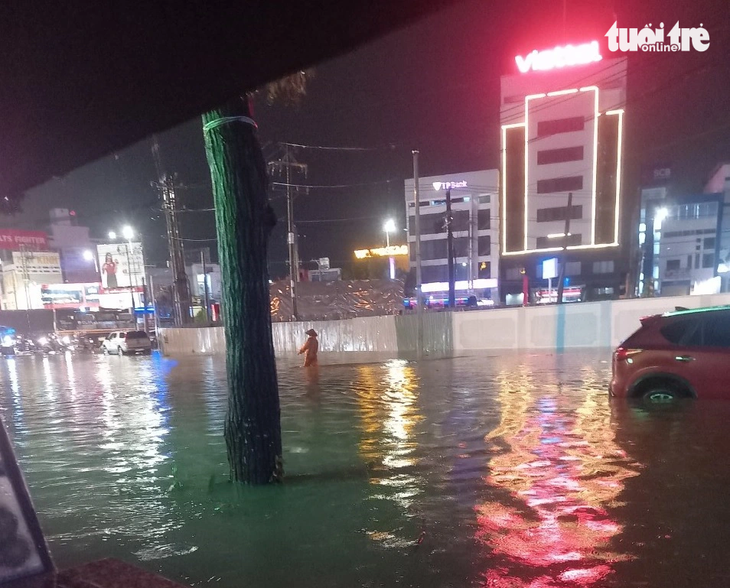 Ngập trên đường 30-4 sau trận mưa lớn vào đêm 15 và sáng 16-10 tại TP Thủ Dầu Một, tỉnh Bình Dương - Ảnh: T.D.