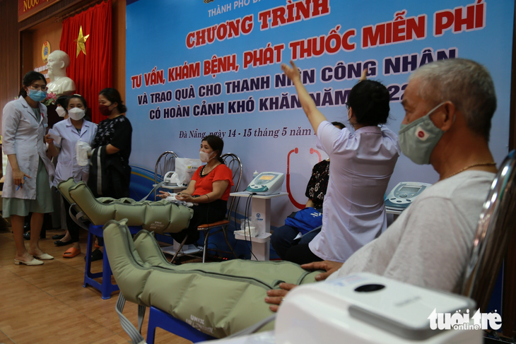 Lực lượng y bác sĩ TP Đà Nẵng tình nguyện khám chữa bệnh cho công nhân, lao động khó khăn - Ảnh: ĐOÀN NHẠN 