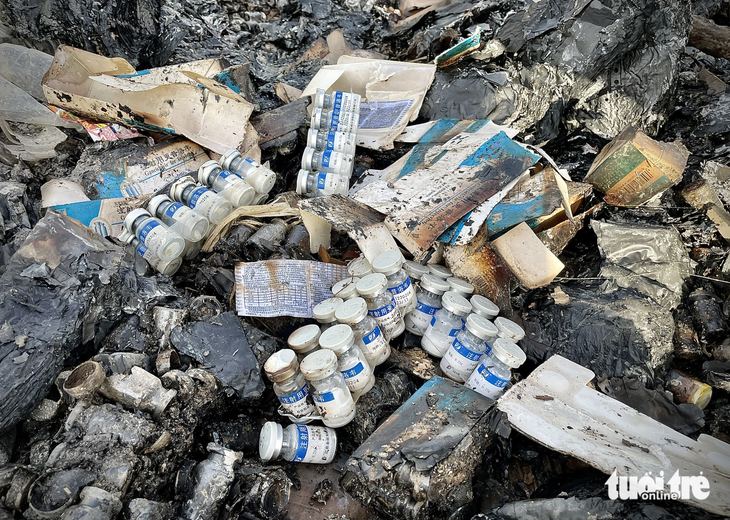 Chai lọ thủy tinh đựng thuốc vứt đốt ở một số điểm dọc bờ sông Sài Gòn đoạn qua xã An Sơn, TP Thuận An (Bình Dương) - Ảnh: CHÂU TUẤN