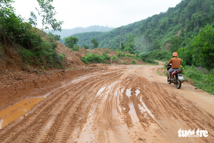 Đường giao thông liên thôn bị bùn đất tràn xuống lầy lội - Ảnh: HOÀNG TÁO