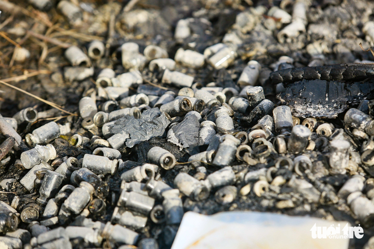 Nhìn vào hiện trường có thể thấy hàng trăm lọ đựng thuốc bằng thủy tinh này đã bị tập kết đốt từ lâu - Ảnh: CHÂU TUẤN