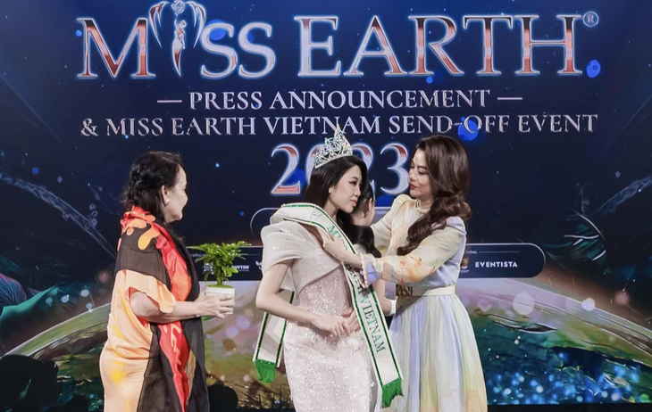Bà Lorraine Schuck - phó chủ tịch Miss Earth (trái) - và chủ tịch Miss Earth Vietnam Trương Ngọc Ánh trao sash cho tân Miss Earth Vietnam 2023 Đỗ Thị Lan Anh thi Miss Earth 2023 - Ảnh: BTC