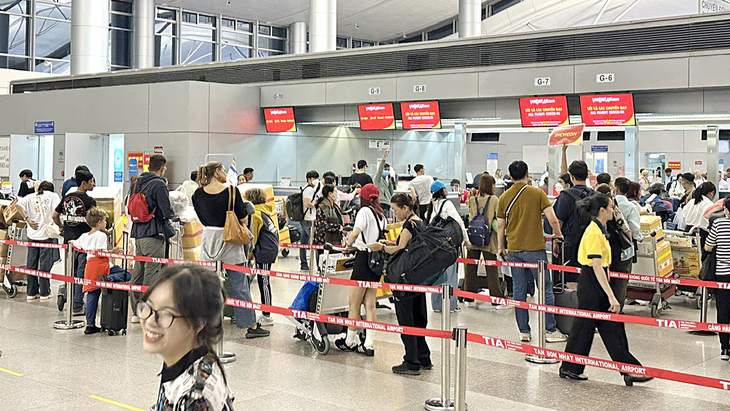 Hành khách làm thủ tục tại sân bay Tân Sơn Nhất - Ảnh: CÔNG TRUNG