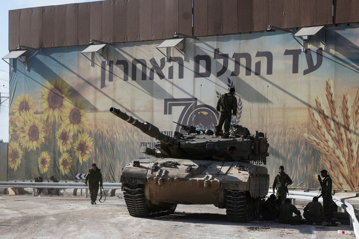 Binh sĩ Israel tập trung quanh xe tăng gần khu vực biên giới của Israel với Dải Gaza hôm 15-10 - Ảnh: REUTERS