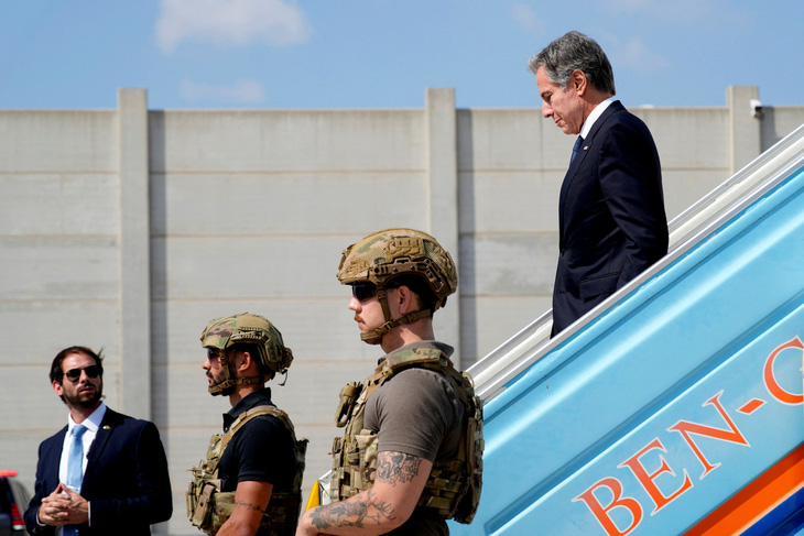 Ngoại trưởng Mỹ Antony Blinken (bìa phải) quay lại Tel Aviv, Israel, ngày 16-10 sau chuyến công du nhiều nước Ả Rập - Ảnh: REUTERS