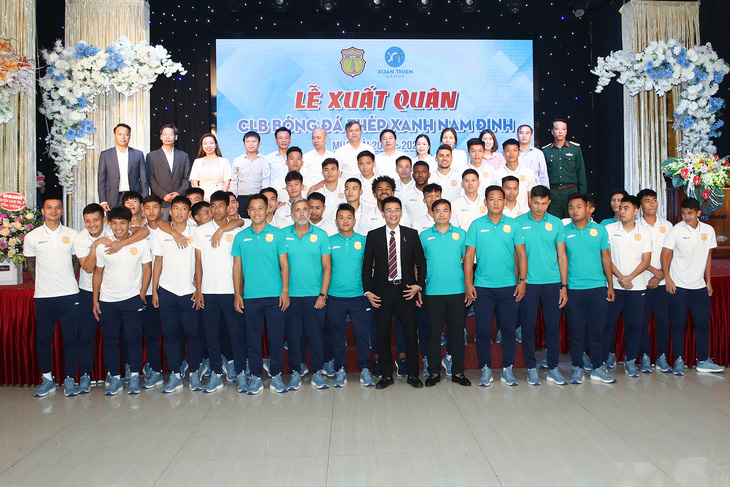 Tập thể ban lãnh đạo, ban huấn luyện và các cầu thủ CLB Thép Xanh Nam Định quyết tâm đạt thứ hạng cao tại V-League 2023 - 2024 - Ảnh: MINH ĐỨC