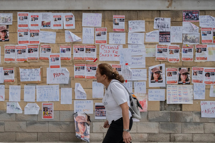 Những tờ giấy in hình ảnh, thông tin của những người mất tích được dán trên tường ở Tel Aviv (Israel) - Ảnh: NEW YORK TIMES