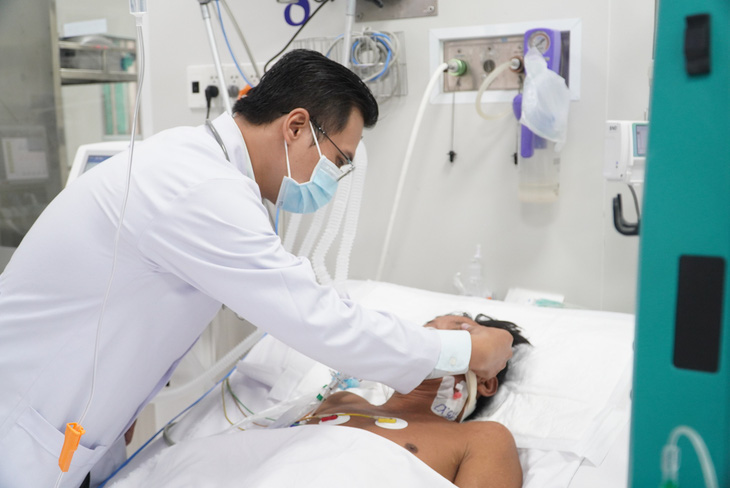 Các bác sĩ Bệnh viện Chợ Rẫy tích cực điều trị cho bệnh nhân T. nghi ngộ độc sau khi uống sữa - Ảnh: Bệnh viện cung cấp