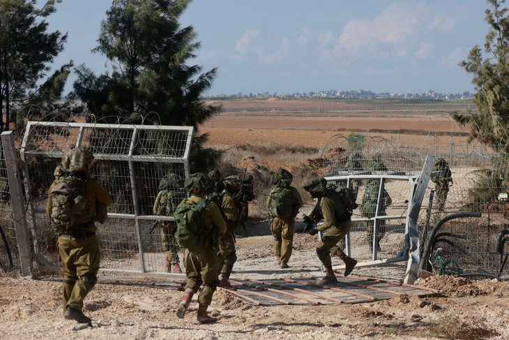 Binh sĩ Israel tuần tra tại một cổng dẫn vào khu định cư Kfar Aza ở khu vực biên giới giáp Dải Gaza vào ngày 15-10 - Ảnh: AFP